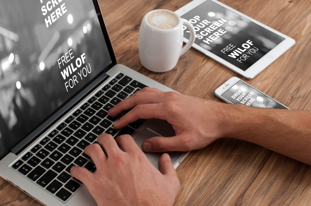 laptop-iphone-computer-macbook-mac-writing-767953-pxhere.com_-1024x680